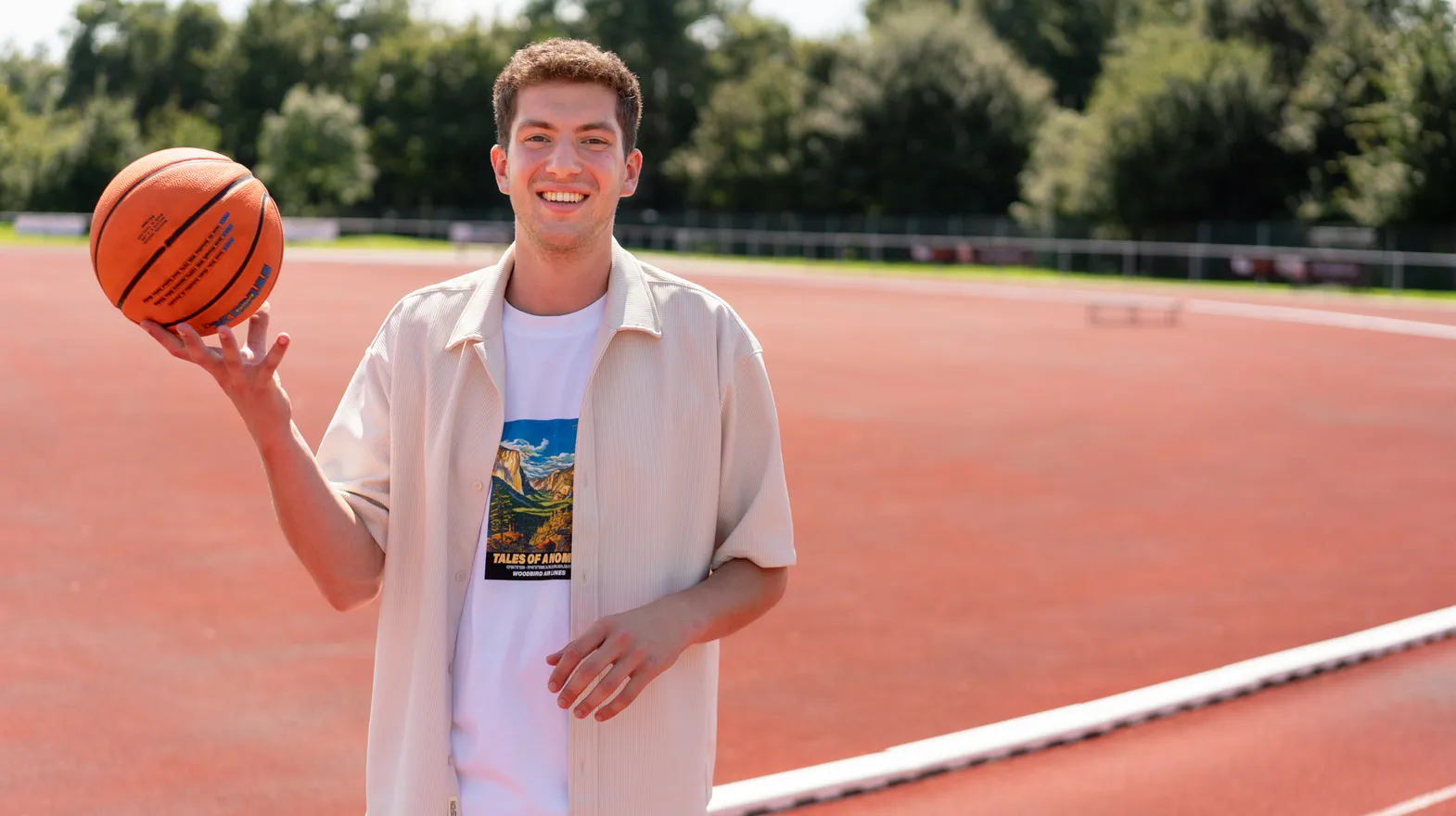 Collega met bal op een sportveld op de BSO