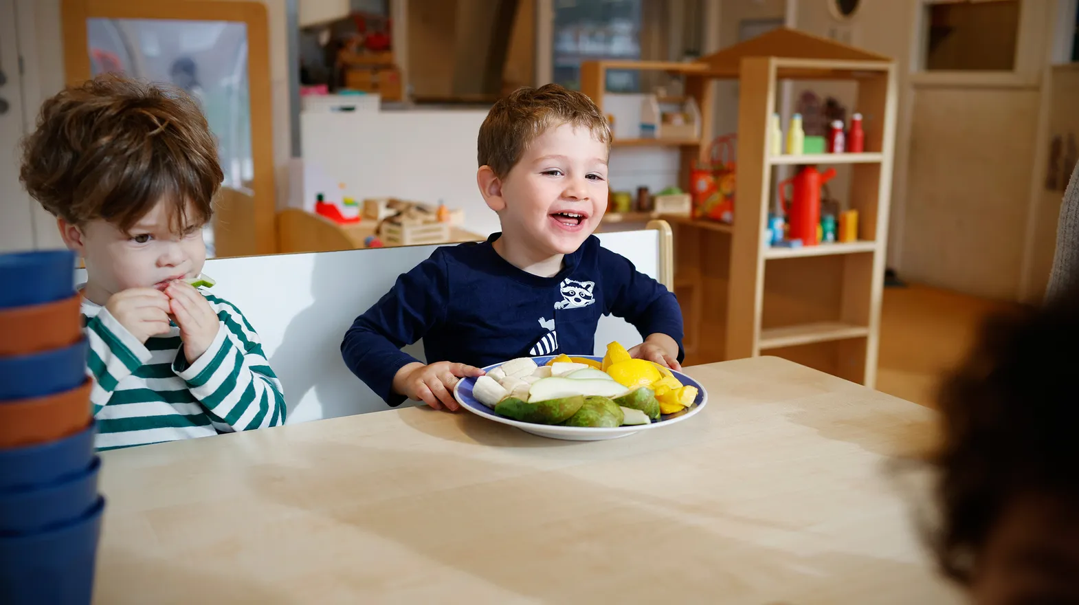 Kinderen gaan samen eten bij kinderopvang Kind&co ludens