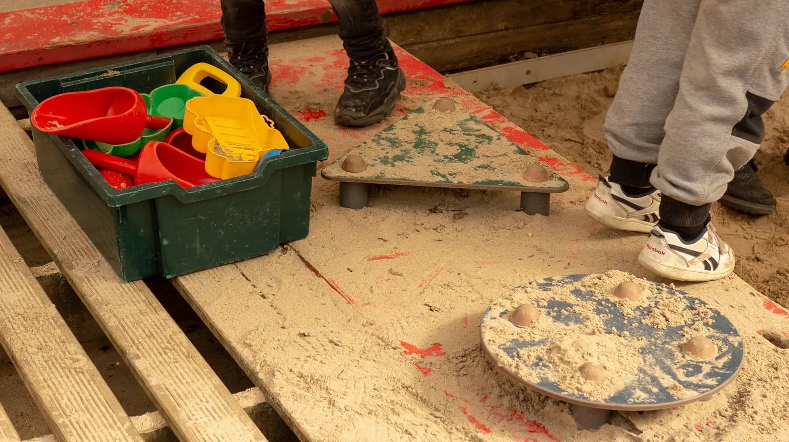 Buitenspelen met zand bij Peuteropvang Het Margrietje Utrecht van kinderopvang Kind&co ludens