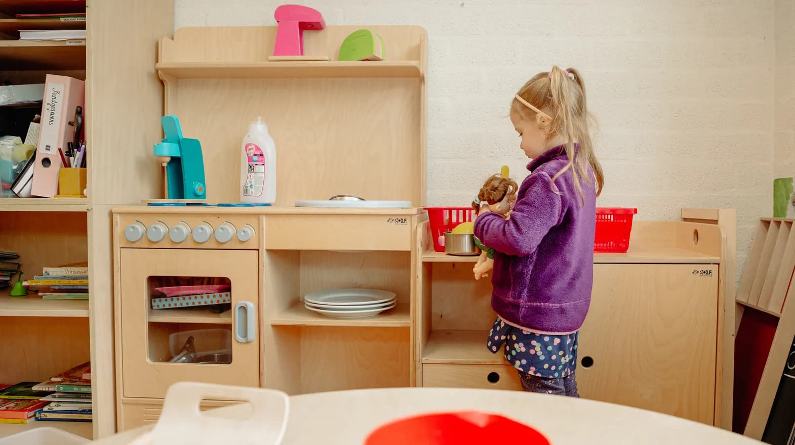 Kind speelt met keukentje in de groepsruimte van Peuteropvang Utrecht Pinokkio bij kinderopvang Kind&co ludens