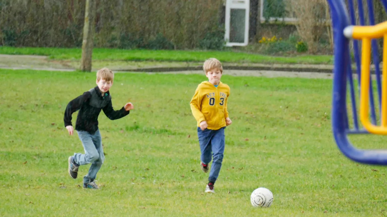 Kinderen aan het voetballen bij BSO Blitskikkers Bunnik van kinderopvang Kind&co ludens