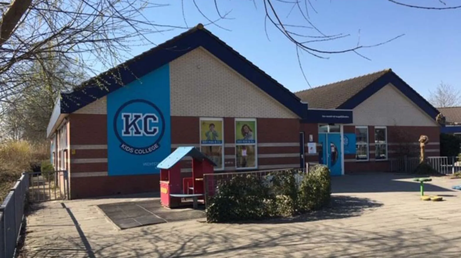 Het buitenplein en de ingang van buitenschoolse opvang Kids en co, Kind&co ludens
