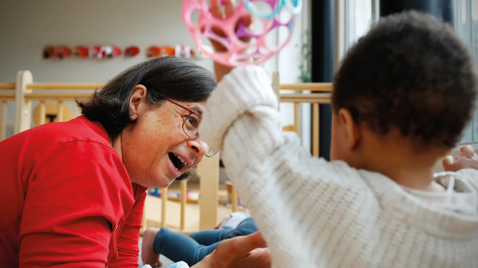 Kind speelt samen met een pedagogisch medewerker bij kinderopvang Kind&co ludens