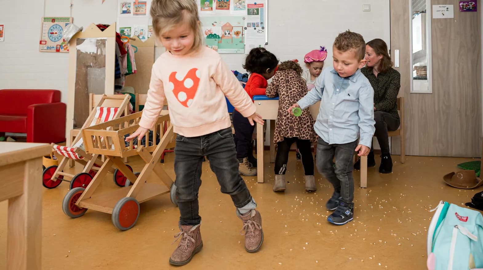 Kinderen van de peutergroep spelen samen met rijst bij kinderopvang Kind&co ludens