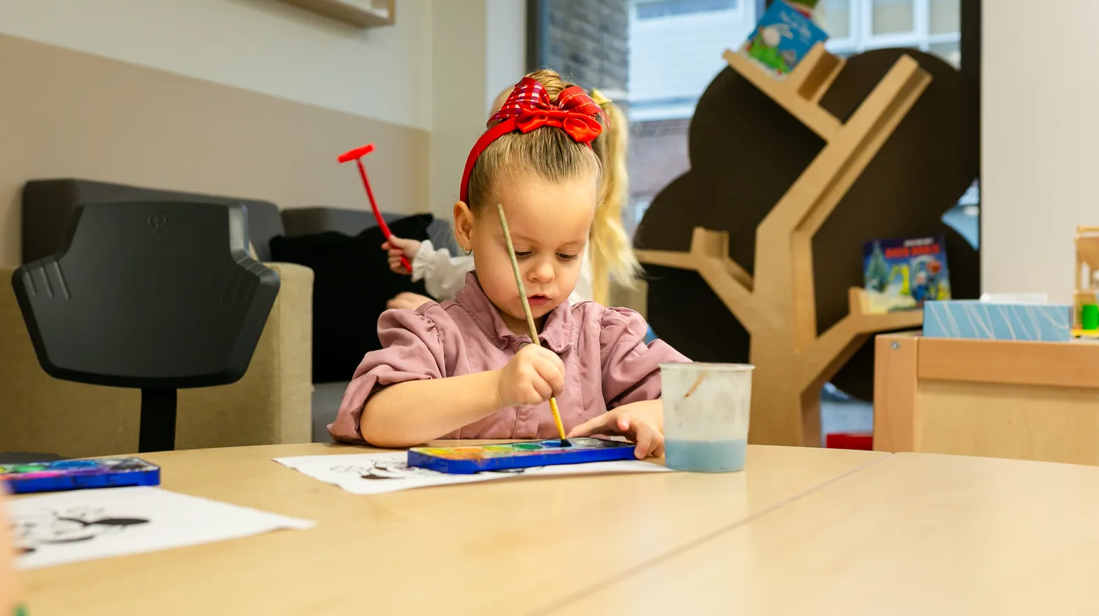 Kind bij de peutergroep is aan het schilderen bij kinderopvang Kind&co ludens