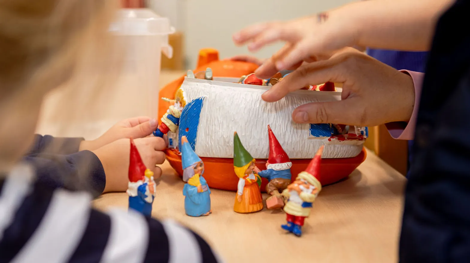 Aan tafel spelen in de groepsruimte van Peuteropvang Baarn Twinkel bij kinderopvang Kind&co ludens