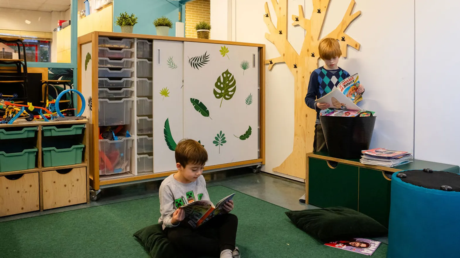 Kinderen lezen een boek bij BSO Villa Kinderkeet van kinderopvang Kind&co Ludens