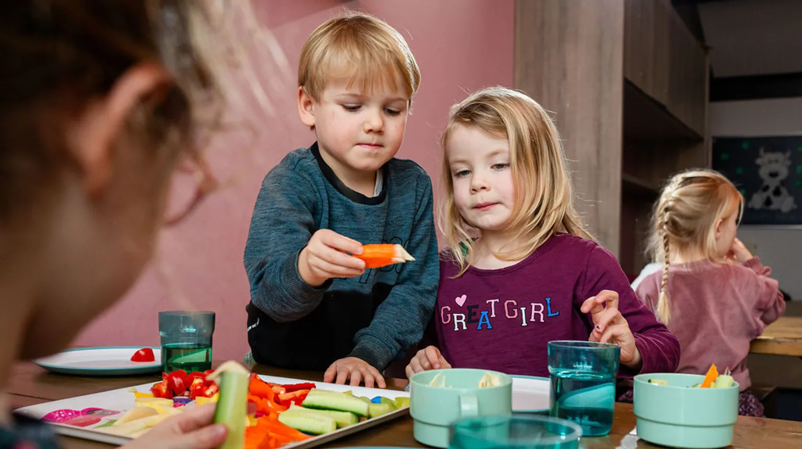 Kinderen eten groente bij buitenschoolse opvang villa kakelbont van kinderopvang Kind&co Ludens