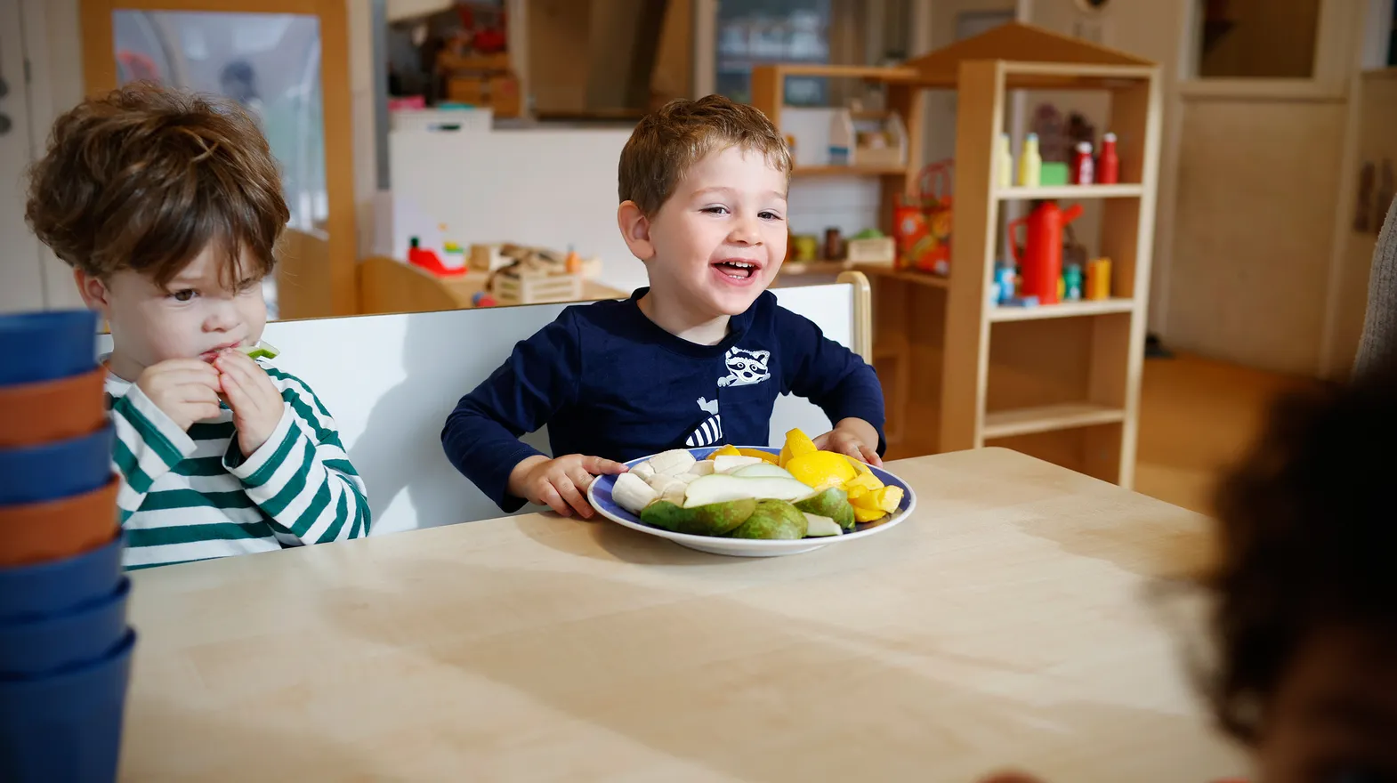 Kinderen gaan samen eten bij kinderopvang Kind&co ludens