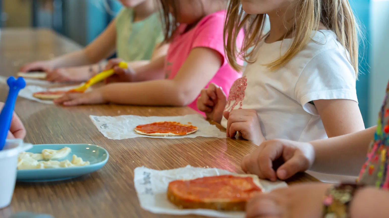 Kinderen eten samen aan tafel bij BSO Utrecht Homerus van kinderopvang Kind&co ludens