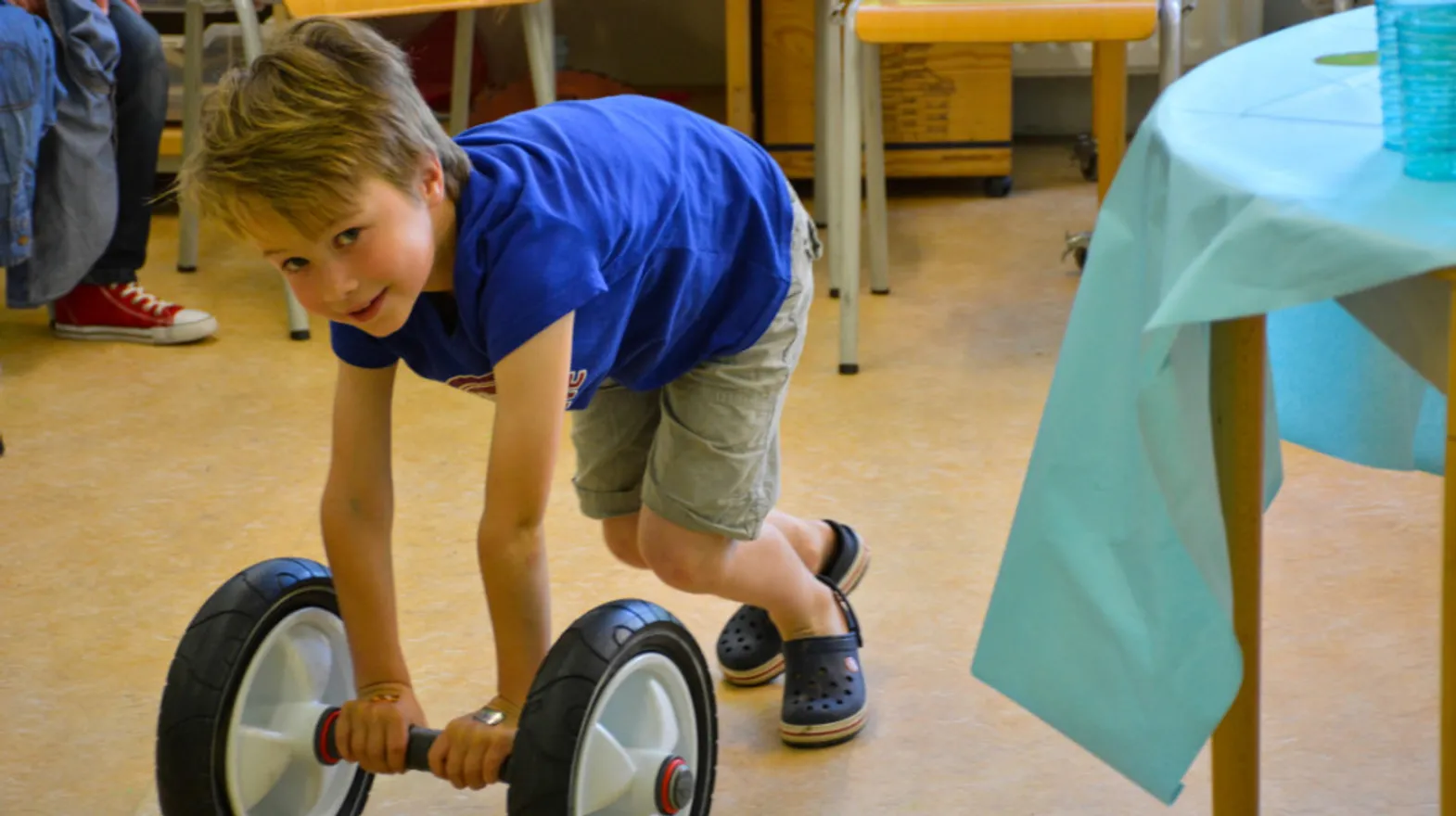 Kind speelt op de groep bij buitenschoolse opvang spelerij van kinderopvang Kind&co Ludens