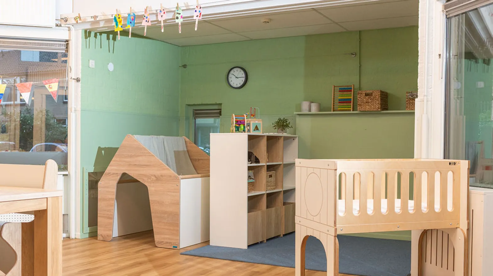 De groepsruimte met speelhuis en bouwhoek van kinderdagverblijf Hummeltje, Kind&co ludens