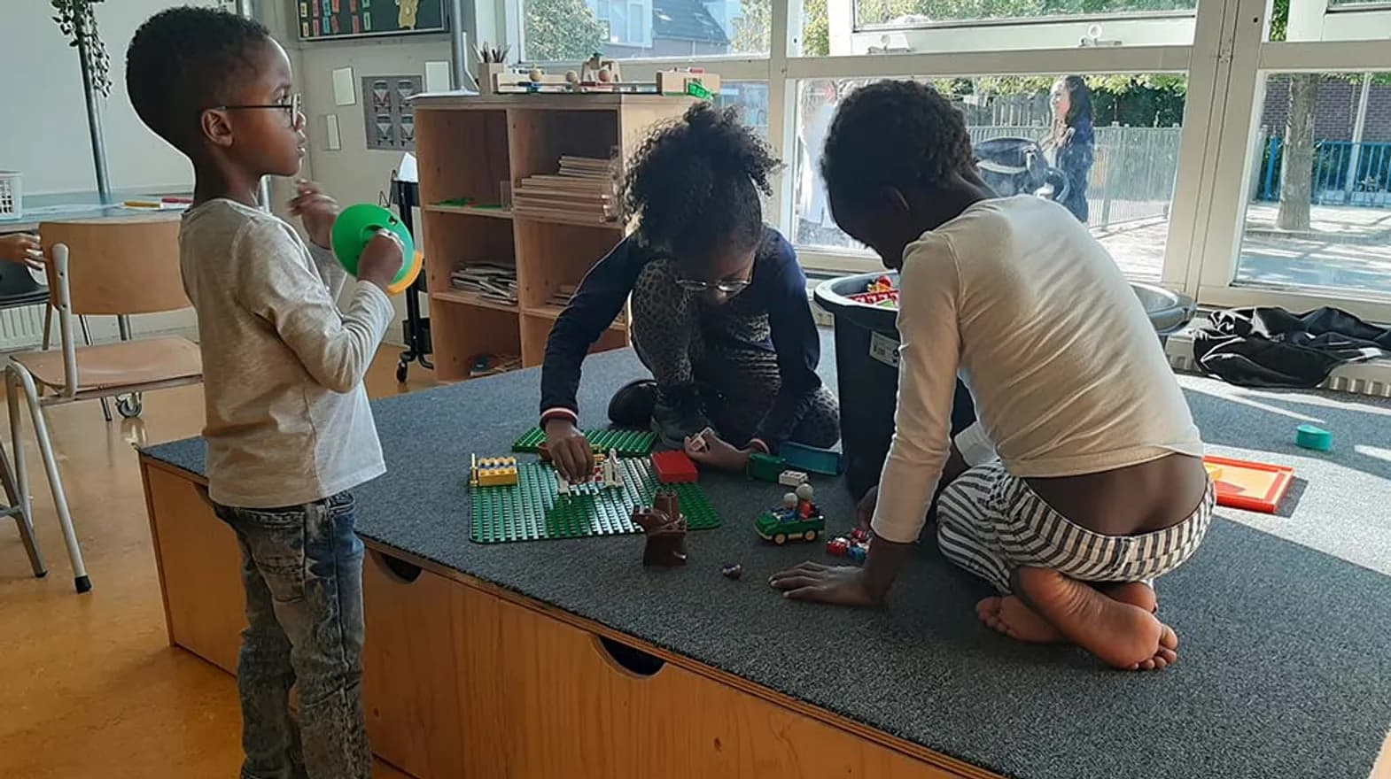 Kinderen spelen met lego bij BSO Atelier Diemen van kinderopvang Kind&co ludens