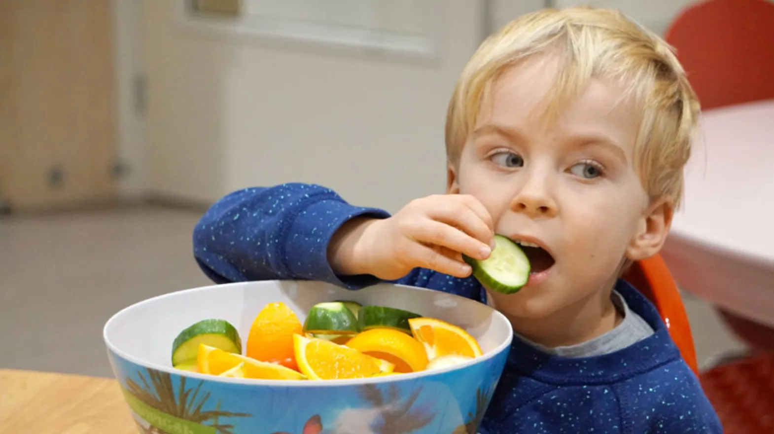Kind eet fruit bij Buitenschoolse opvang Zeist Kerckebosch van kinderopvang Kind&co ludens