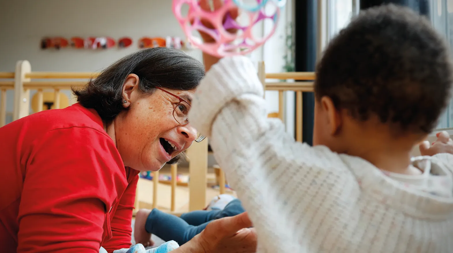 Kind speelt samen met een pedagogisch medewerker bij kinderopvang Kind&co ludens