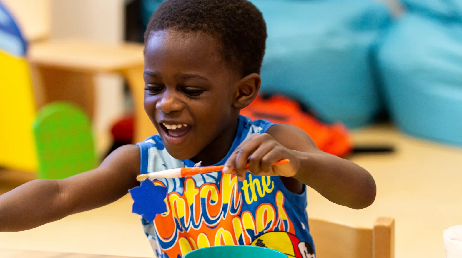 Kind op de peutergroep knutselt met lijm bij kinderopvang Kind&co ludens
