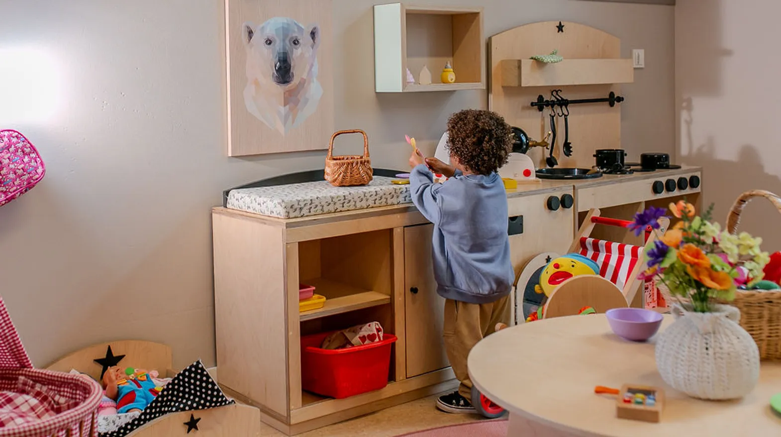 Kind aan het spelen in de speelhoek bij Peuteropvang Baarn Dribbel van Kinderopvang Kind&co ludens