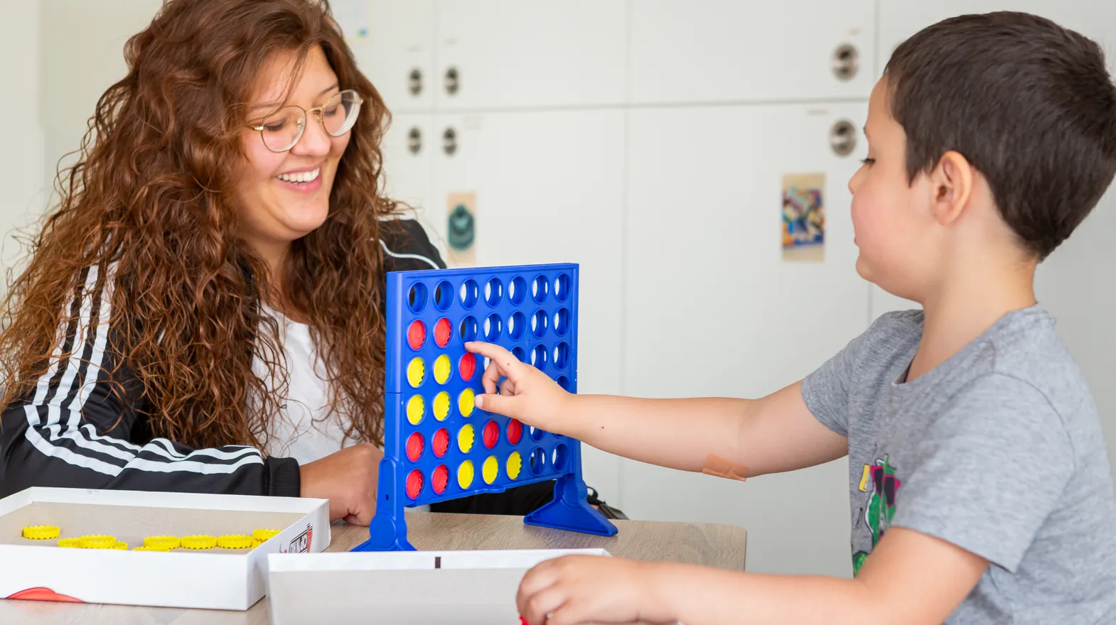 Kind speelt samen met een pedagogisch medewerker een spel bij kinderopvang Kind&co ludens