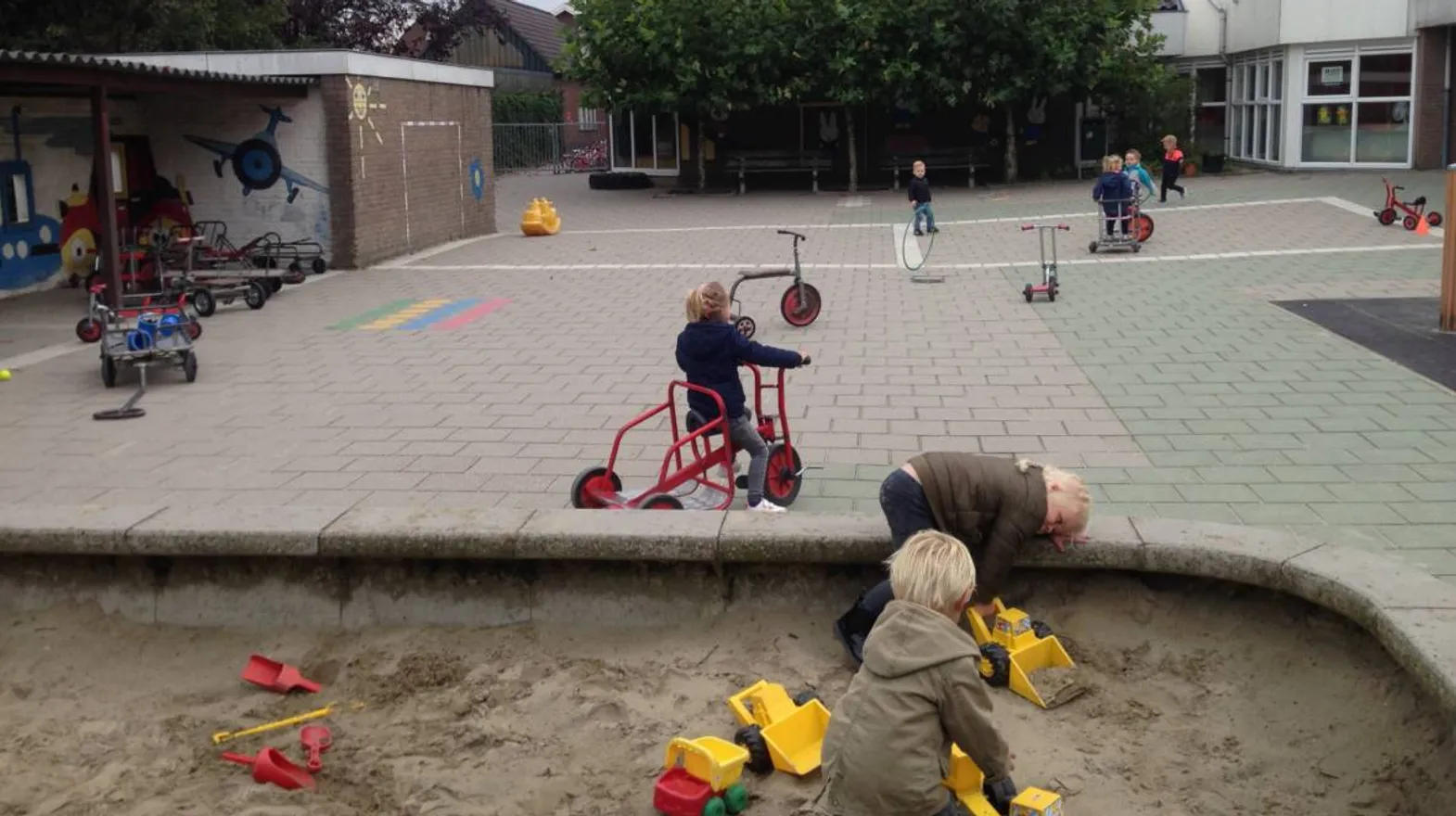 Buitenruimte met spelende kinderen bij Peuteropvang Schalkwijk van kinderopvang Kind&co ludens