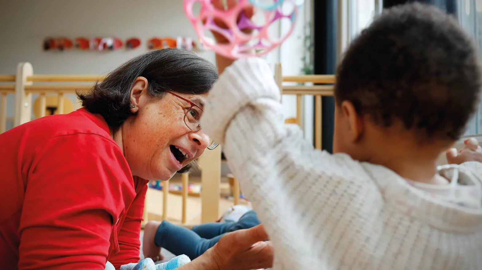 Kind speelt samen met een pedagogisch medewerker bij kinderopvang Kind&co ludens