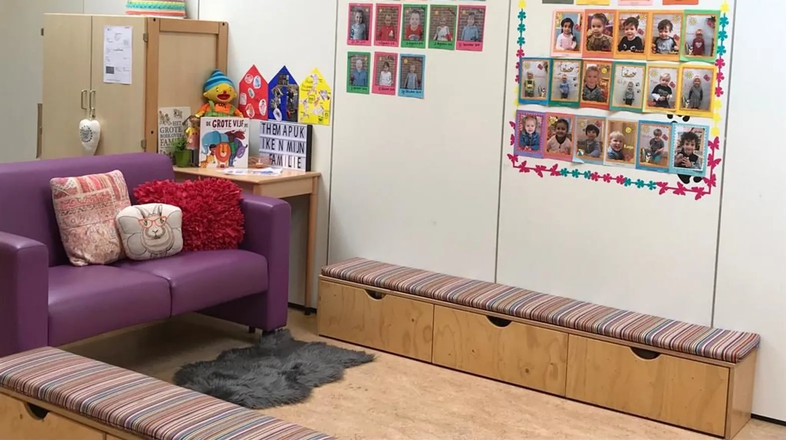 Zithoek met foto's bij Peuteropvang Wijk bij Duurstede De Hobbit van kinderopvang Kind&co ludens