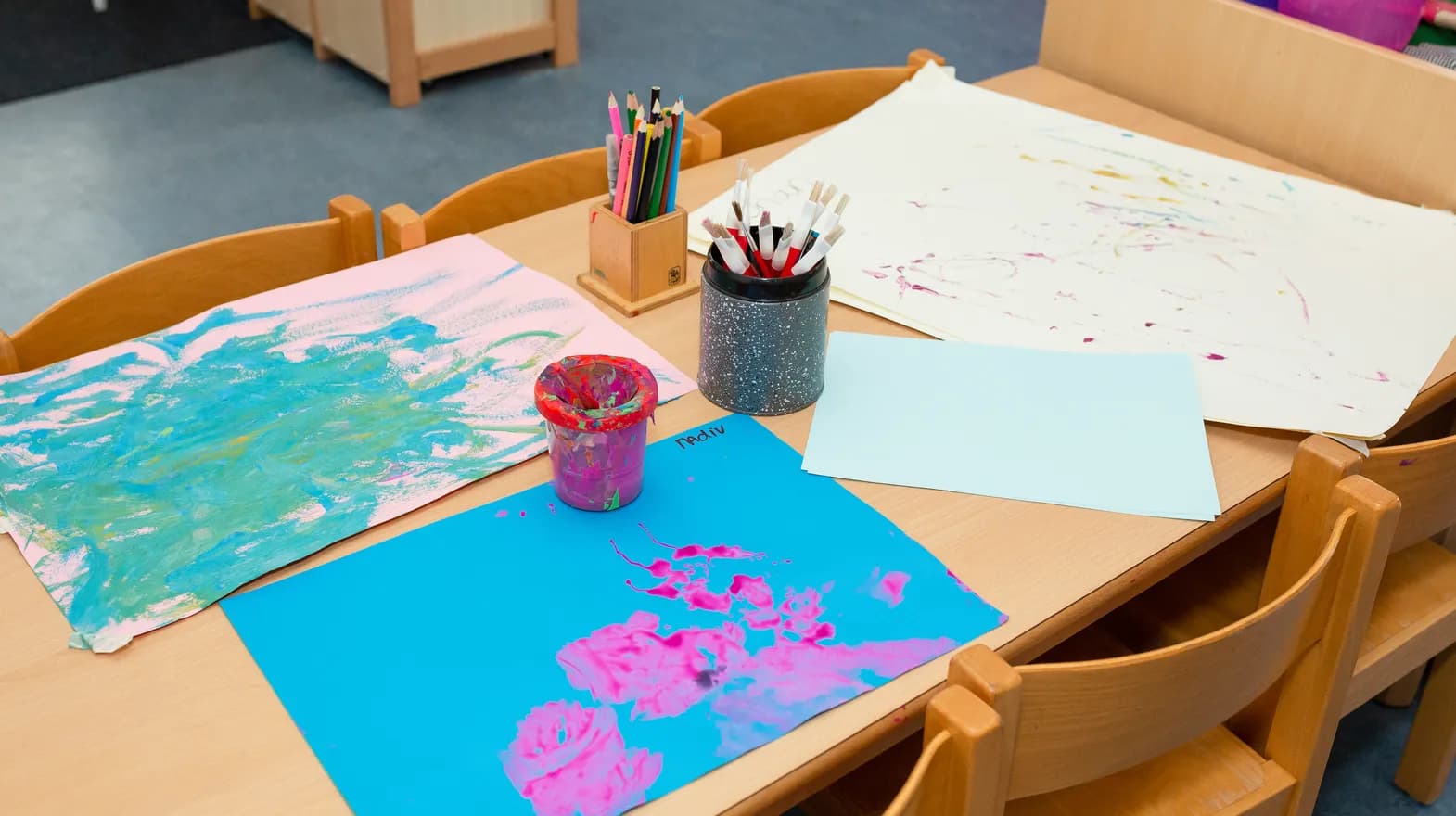 Tafel met werkje bij peuteropvang de Pijlstaart Utrecht van kinderopvang Kind&co ludens