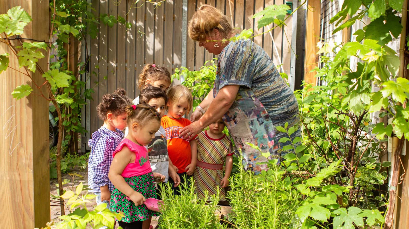 Kinderen helpen bij de moestuin van peuteropvang 't Egeltje, Kind&co ludens