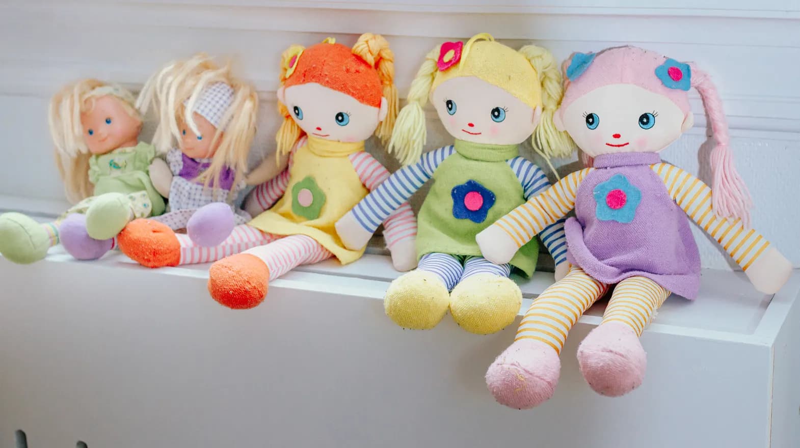 Poppen op een vensterbank bij peuteropvang Pino, Kind&co Ludens