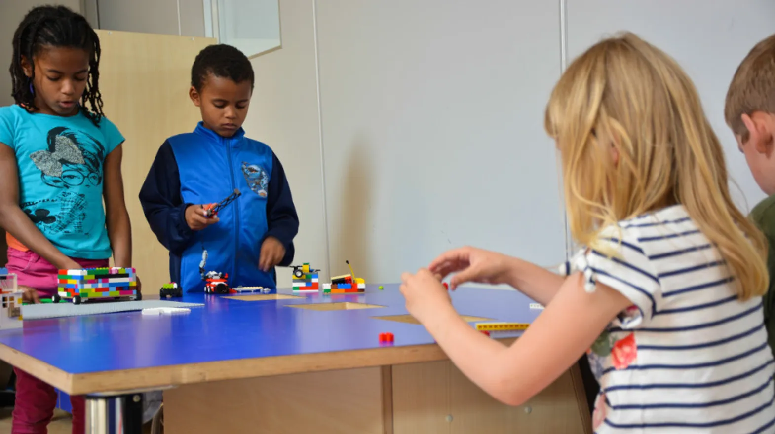 Kinderen bouwen met lego bij buitenschoolse opvang fontein van kinderopvang Kind&co Ludens