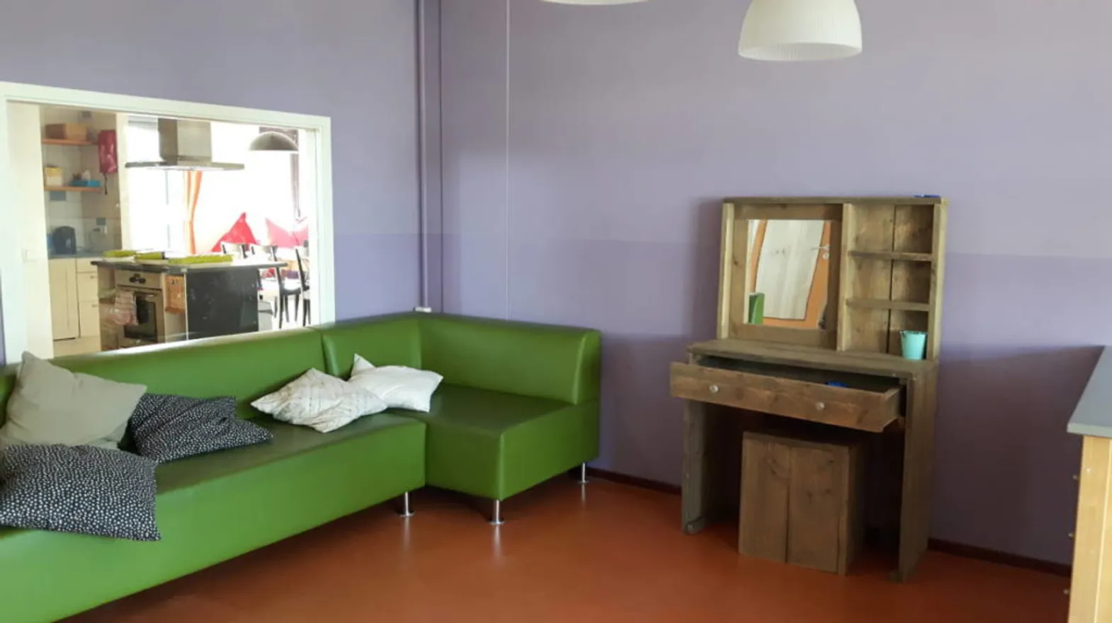 Zithoek in de woonkamer bij BSO Knots Breukelen van kinderopvang Kind&co ludens