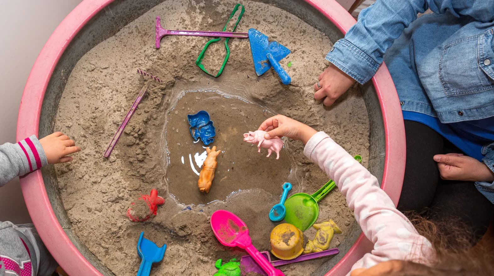 Kinderen spelen bij de zandbak bij Peuteropvang Kleine Poort Utrecht van kinderopvang Kind&co ludens