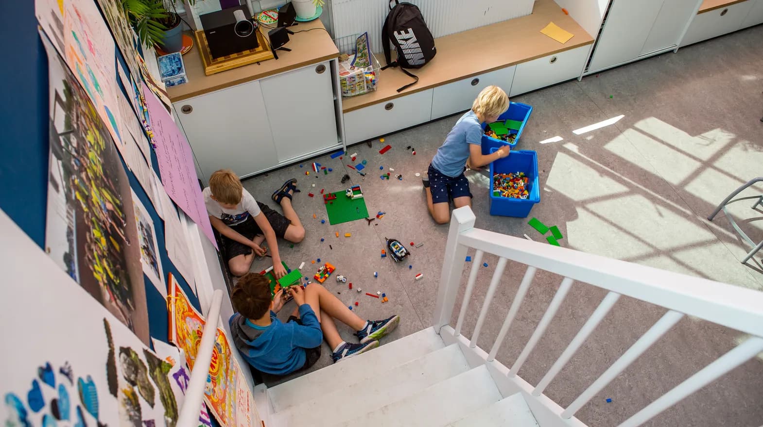 Kinderen spelen onder aan de trap bij BSO Utrecht Koekoek van kinderopvang Kind&co ludens