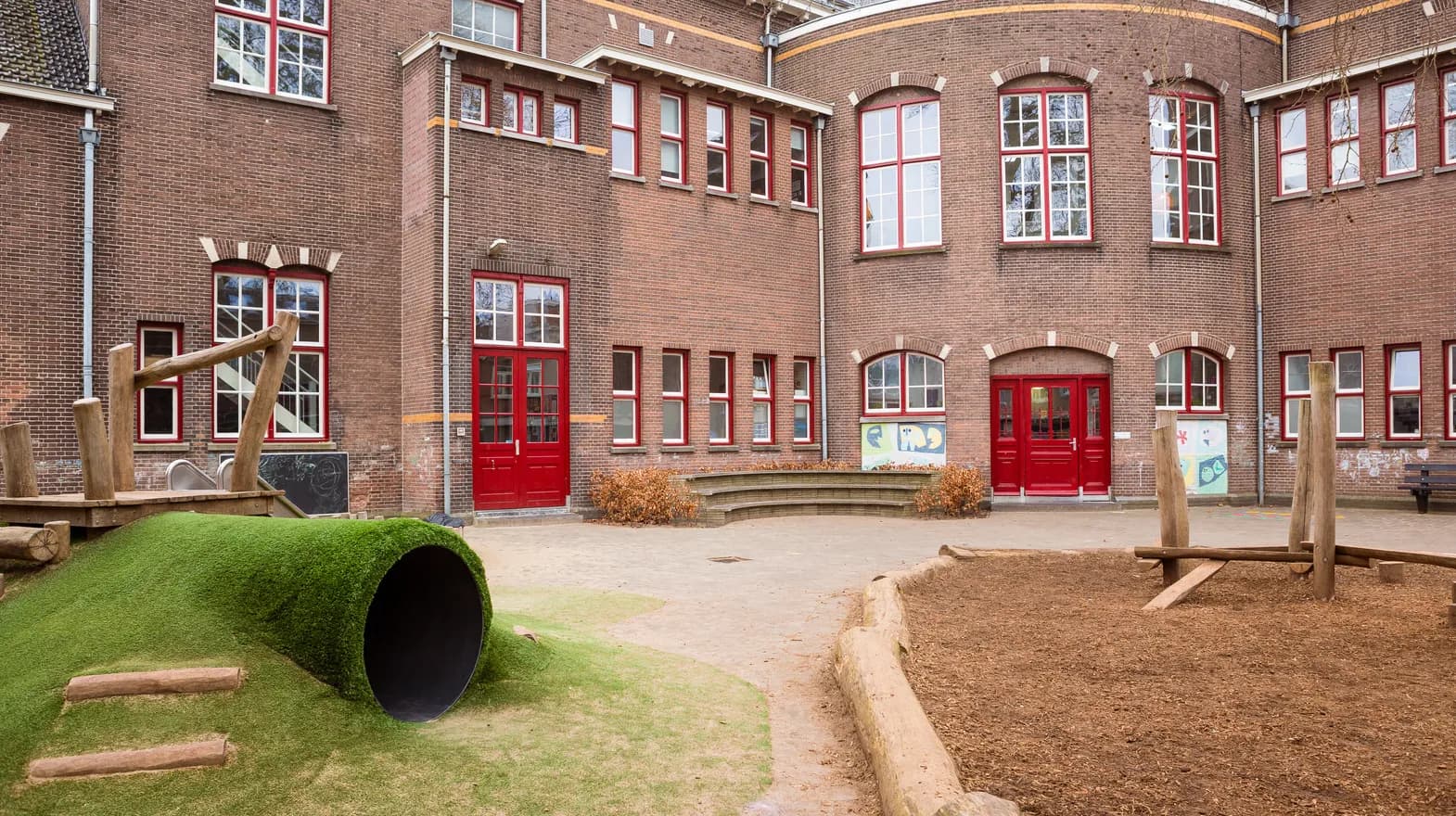 De ingang van het pand en de tuin van peuteropvang Pino, Kind&co Ludens