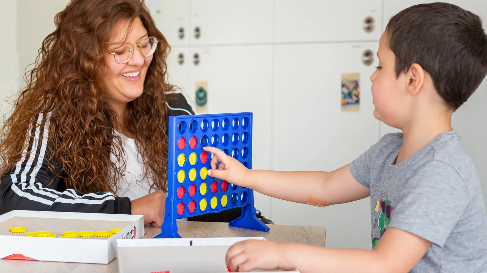 Kind speelt samen met een pedagogisch medewerker een spel bij kinderopvang Kind&co ludens