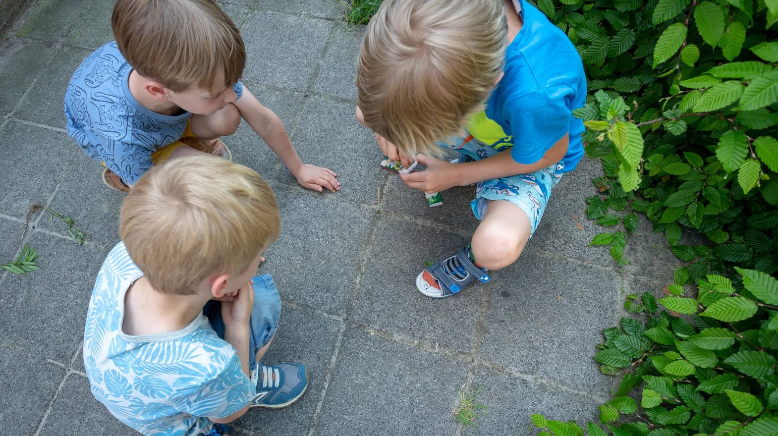 Kinderen buiten aan het spelen bij BSO Utrecht De Leeuw van kinderopvang Kind&co ludens