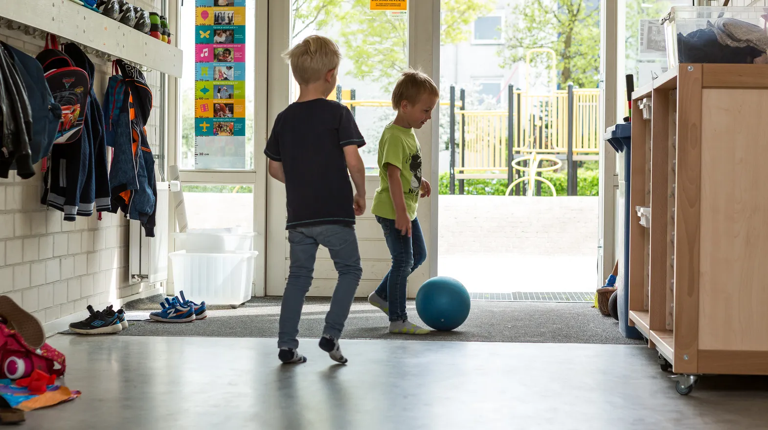 Kinderen in de gang met een bal bij BSO Utrecht Bolderburen van kinderopvang Kind&co ludens