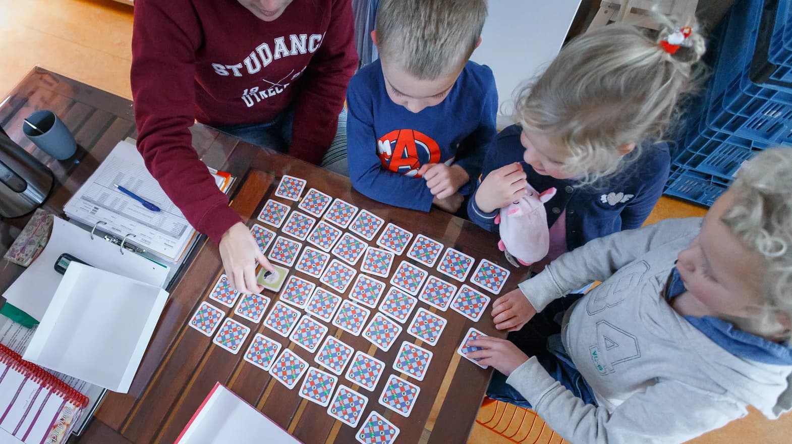 Kinderen spelen memorie samen met de pedagogisch medewerker bij BSO Utrecht Billiton van kinderopvang Kind&co ludens