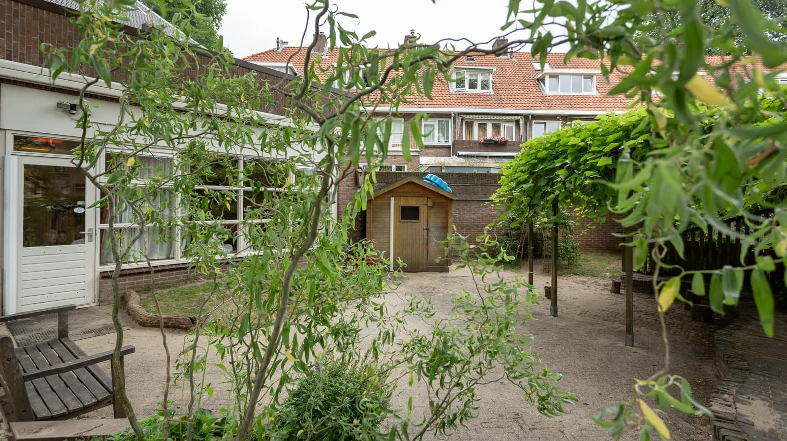 De groenrijke tuin van kinderdagverblijf 't Elfenbankje, kinderopvang Kind&co ludens