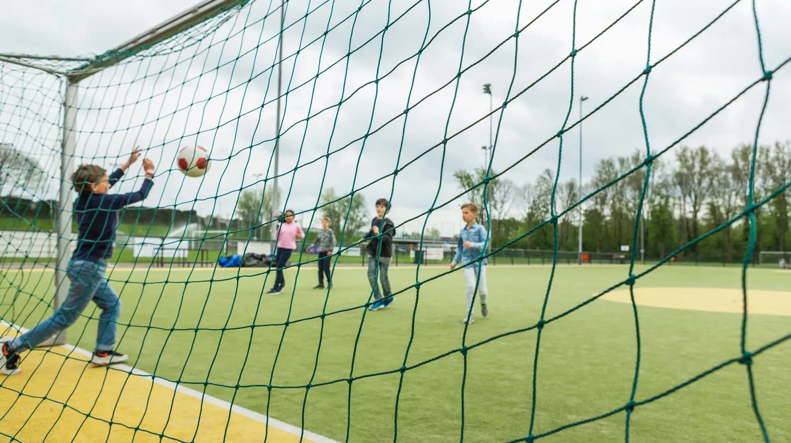 Kinderen voetballen bij BSO Utrecht Spoenk van kinderopvang Kind&co ludens