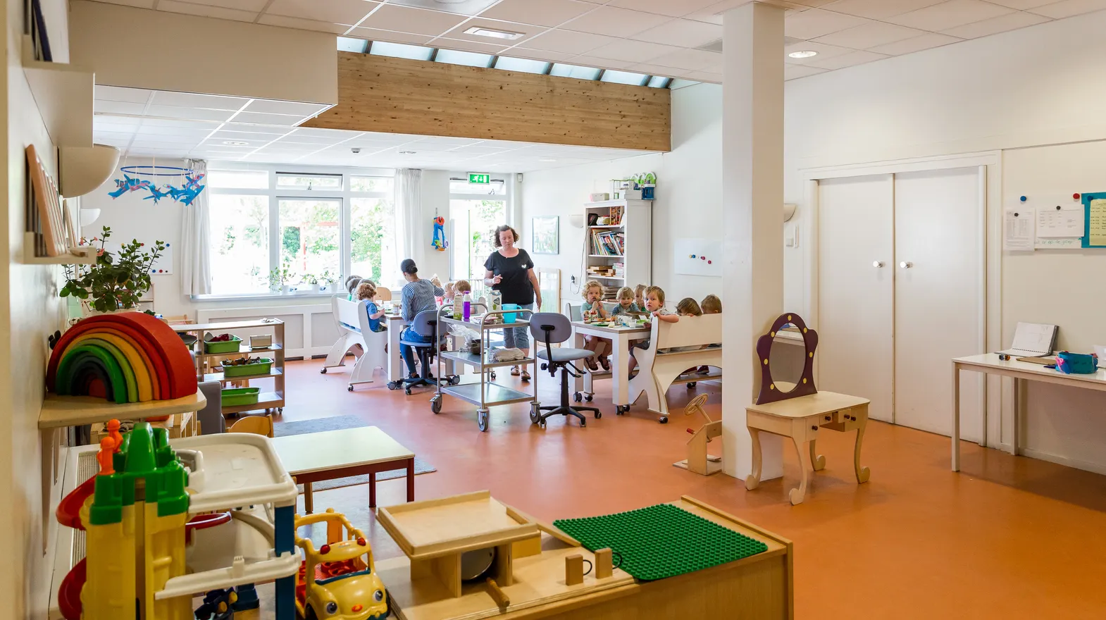 Kinderen zitten aan tafel te lunchen bij kinderdagverblijf Jodokus, kinderopvang Kind&co ludens