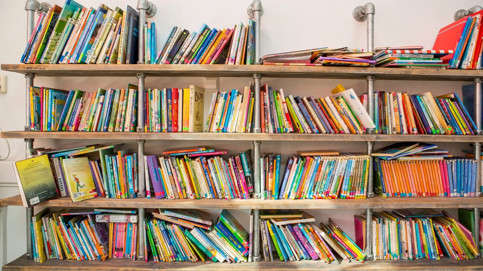 Boekenkast bij BSO Utrecht Koekoek van kinderopvang Kind&co ludens