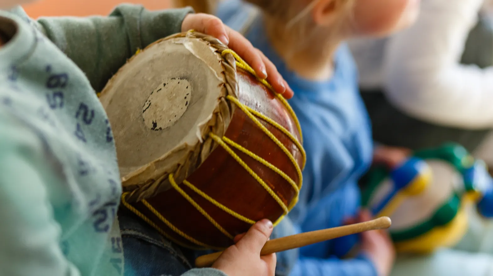 Kinderen maken muziek bij kinderdagverblijf Harlekijn, kinderopvang Kind&co ludens