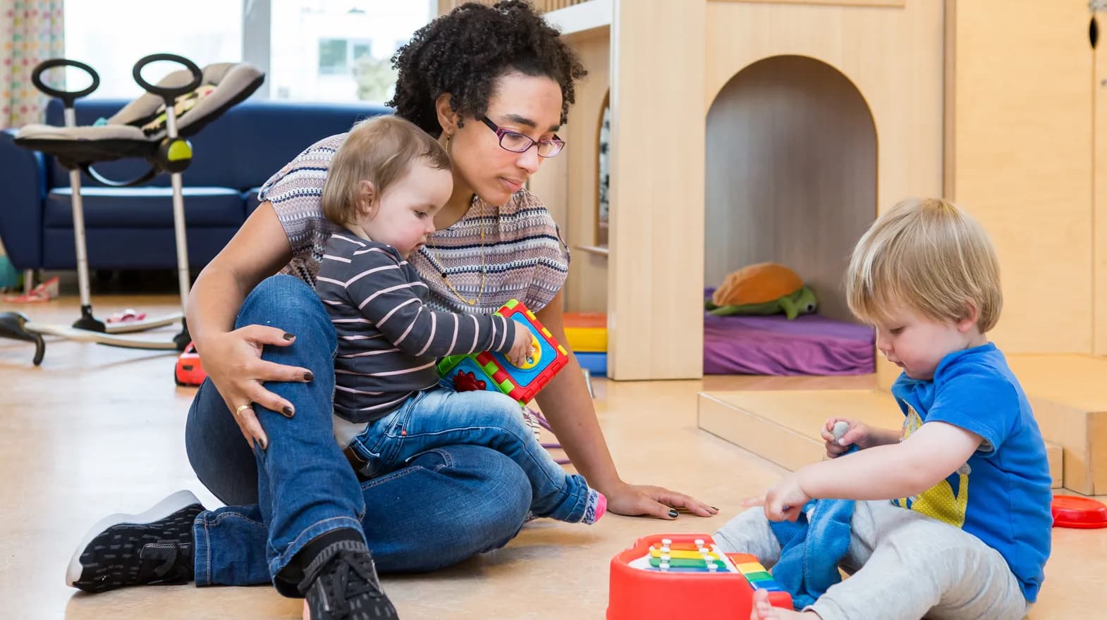 Kinderen spelen samen onder begeleiding van een pedagogisch medewerker bij kinderopvang Kind&co ludens