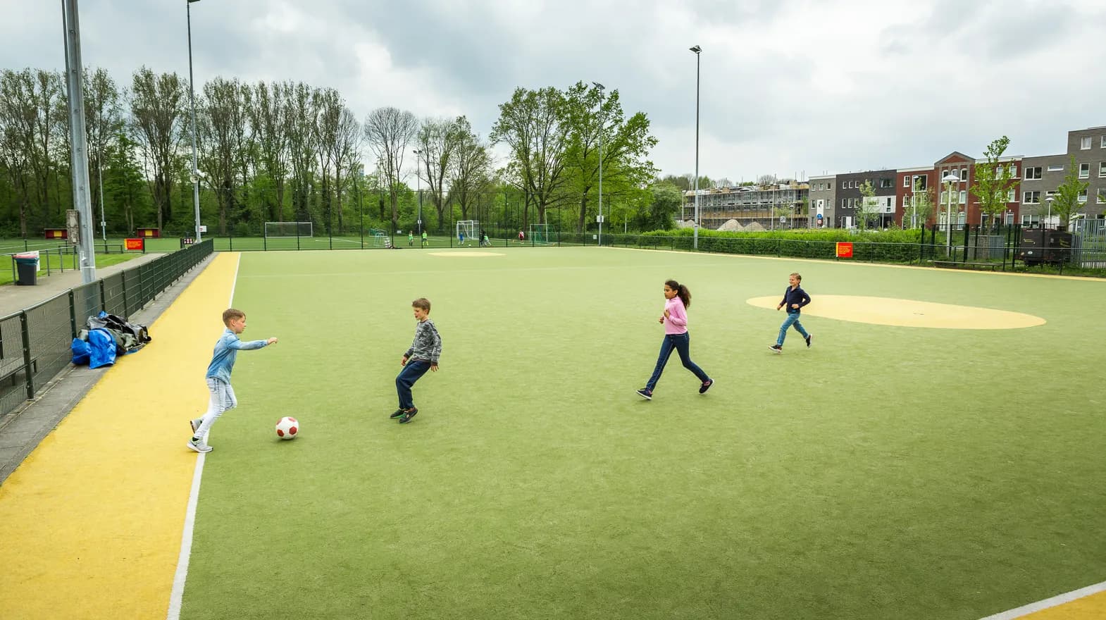 Kinderen voetballen bij BSO Utrecht Spoenk van kinderopvang Kind&co ludens
