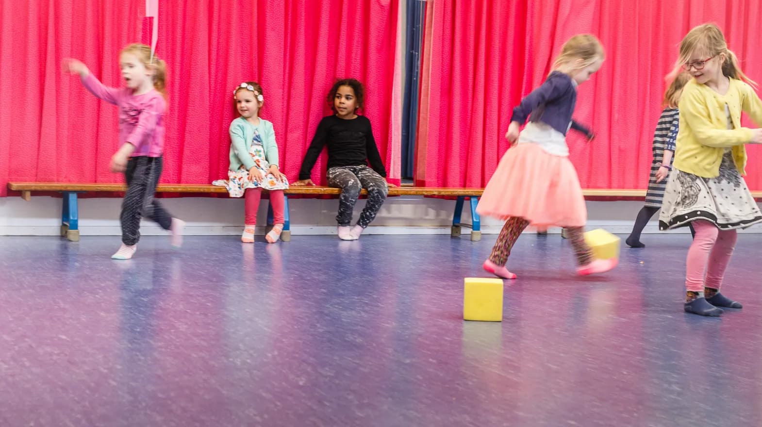 Kinderen spelen in de gymzaal bij BSO Utrecht Eigenwijs van kinderopvang Kind&co ludens