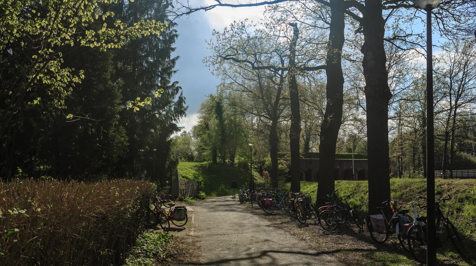 Omgeving buitenruimte bij BSO Utrecht Fort Kakola van kinderopvang Kind&co ludens