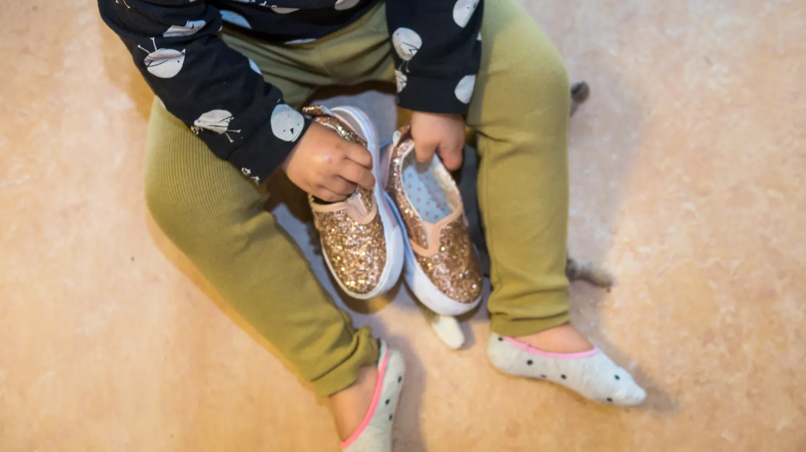 Kind doet haar glitterschoenen aan bij kinderdagverblijf Villa Kakelbont, kinderopvang Kind&co ludens