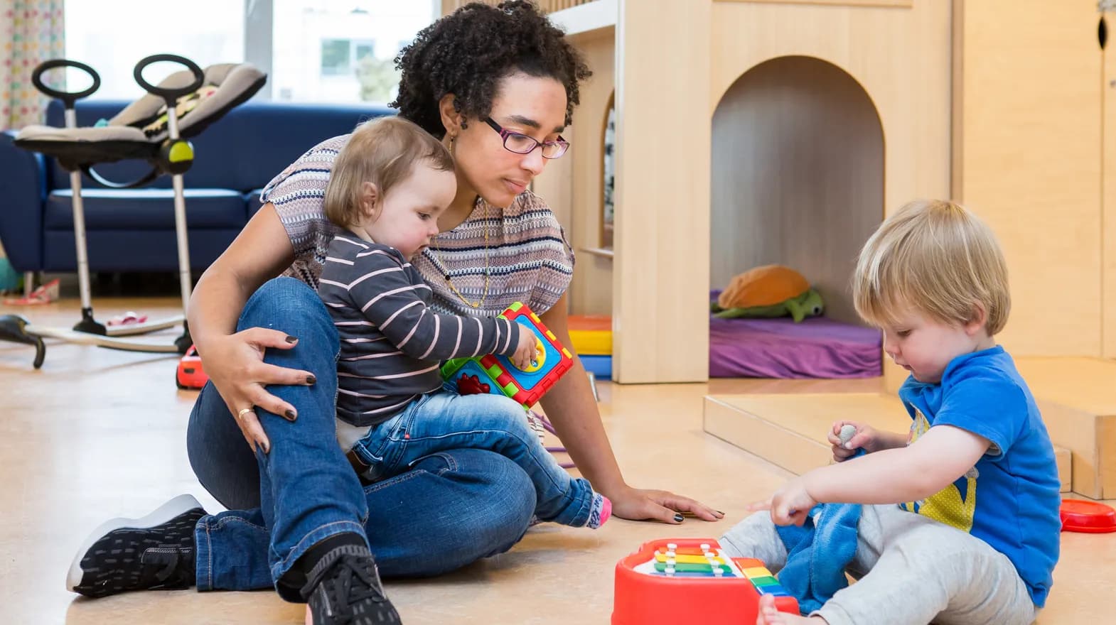 Kinderen spelen samen onder begeleiding van een pedagogisch medewerker bij kinderopvang Kind&co ludens