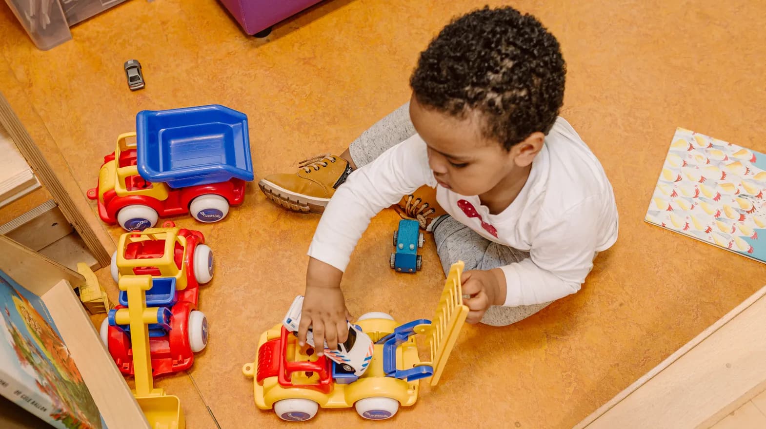 Kind speelt met auto's bij peuteropvang Kadodder, Kind&co ludens