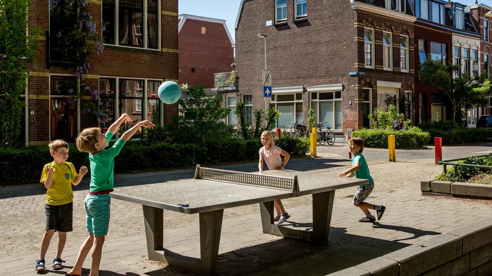 Kinderen spelen met de bal bij de tafeltennistafel van BSO Utrecht Koekoek bij kinderopvang Kind&co ludens